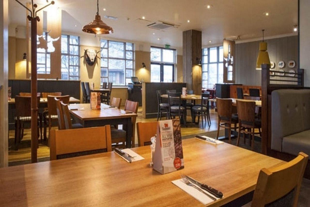 Premier Inn Manchester West Didsbury Bagian luar foto